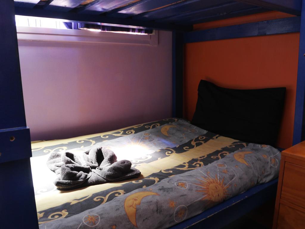 Atlantis Backpackers Hostel Пиктън Екстериор снимка